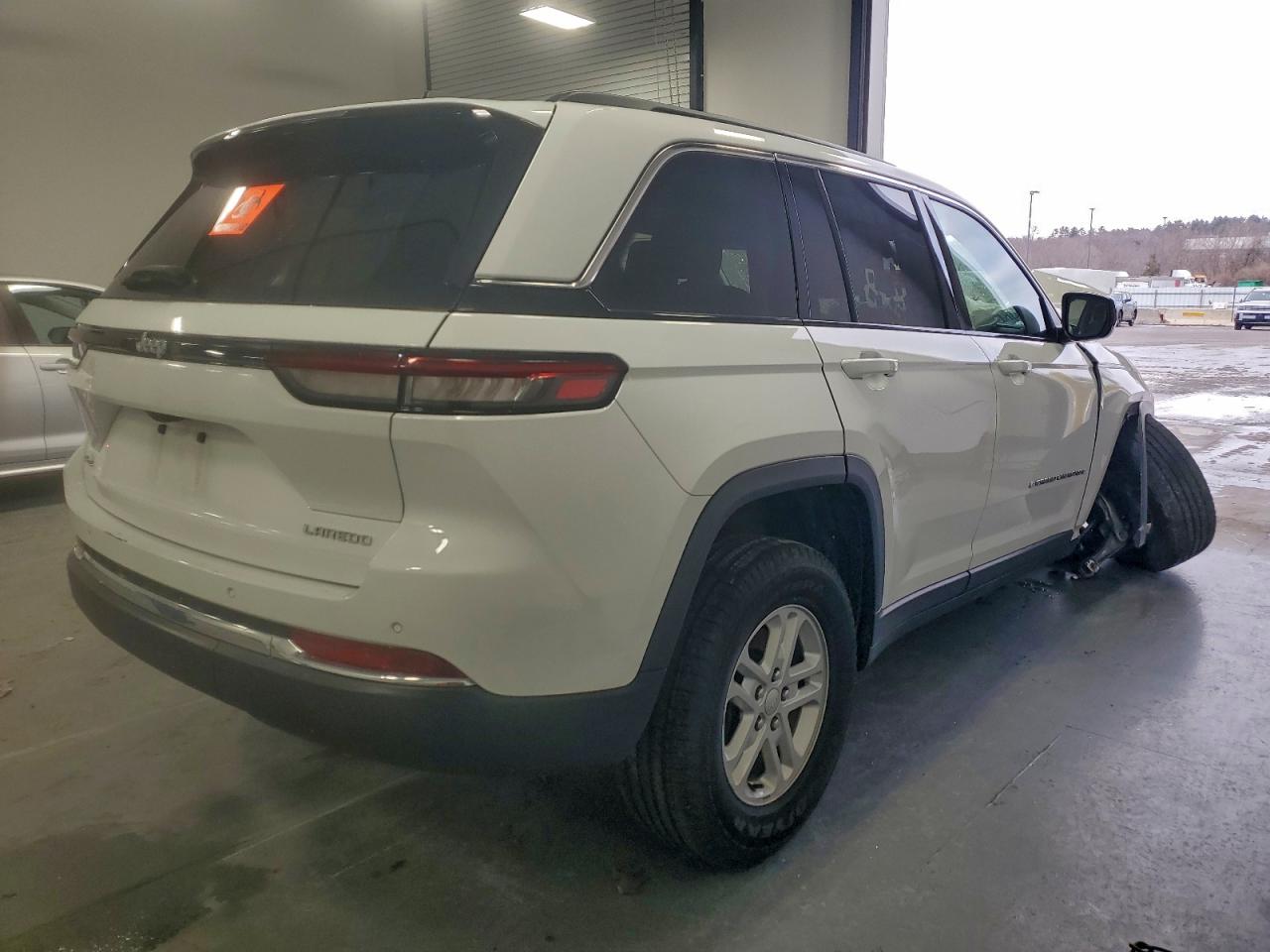 2023 JEEP GRAND CHEROKEE LAREDO photo 3