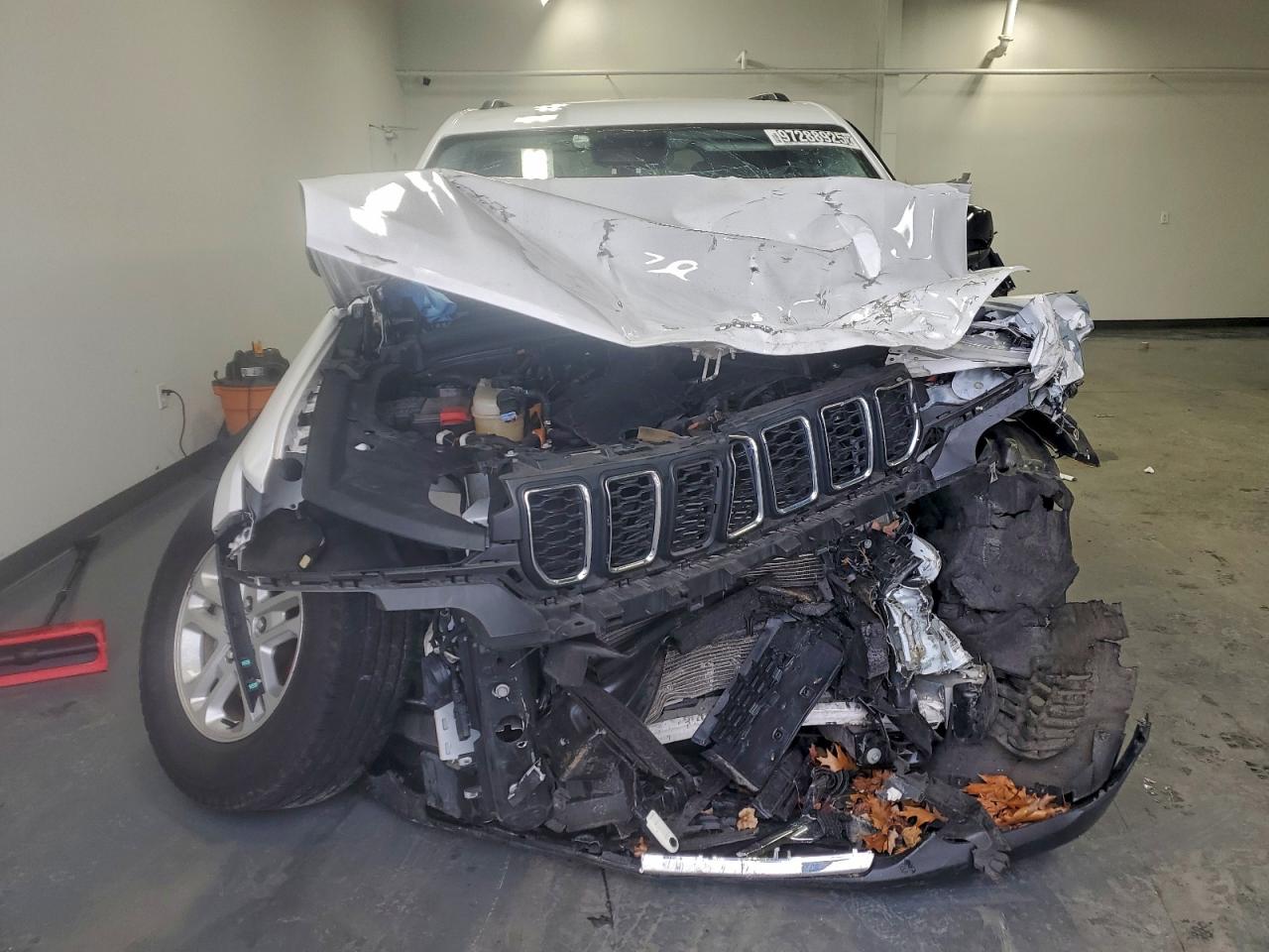 2023 JEEP GRAND CHEROKEE LAREDO photo 5