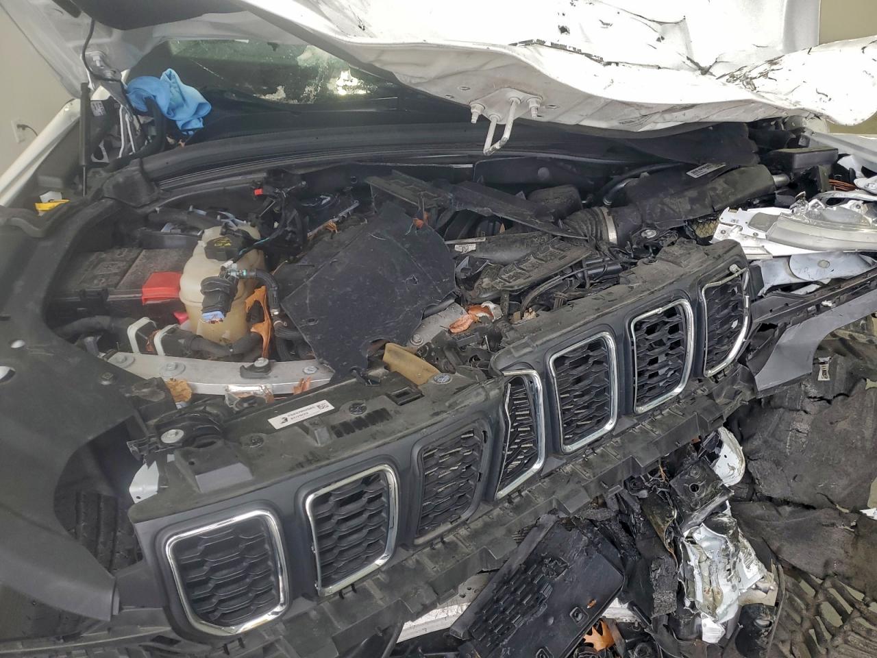 2023 JEEP GRAND CHEROKEE LAREDO photo 12
