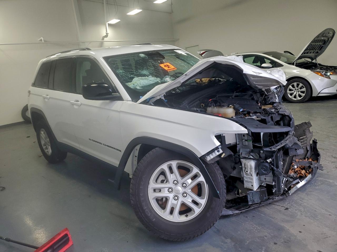 2023 JEEP GRAND CHEROKEE LAREDO photo 4