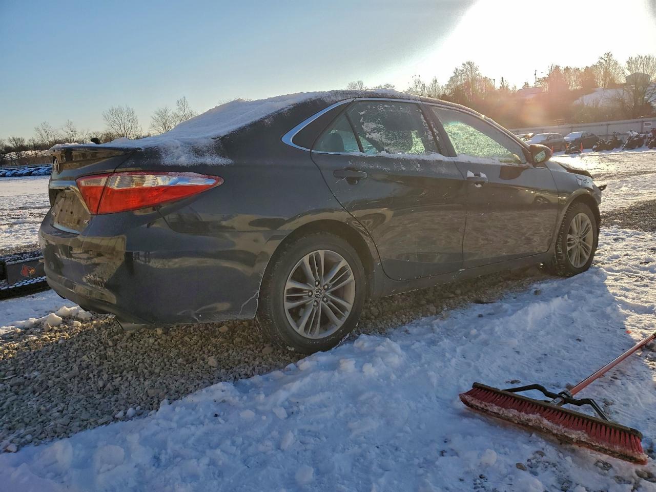 2016 TOYOTA CAMRY LE photo 3