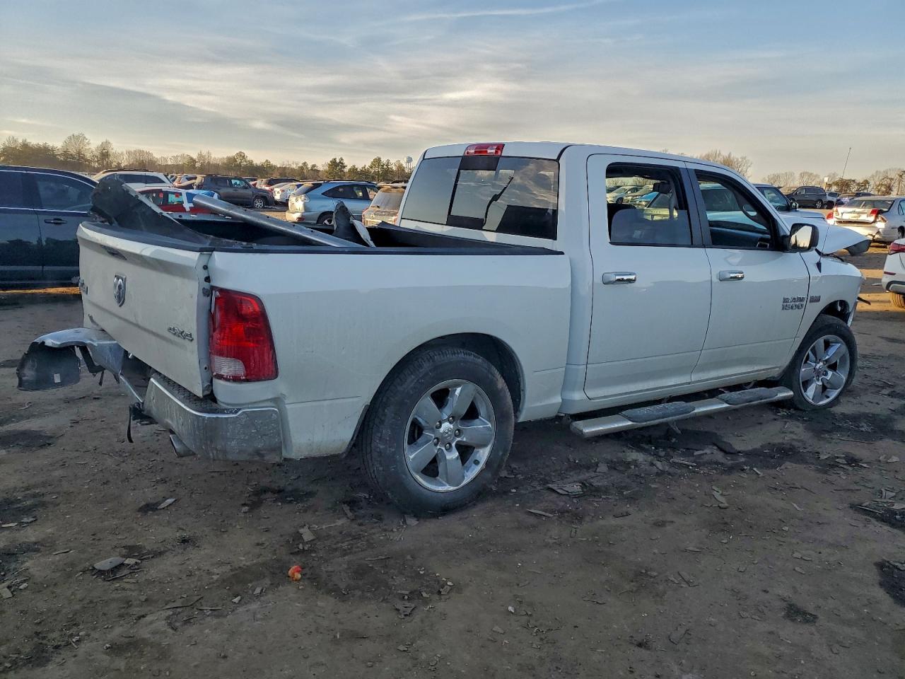 2016 RAM 1500 SLT photo 3