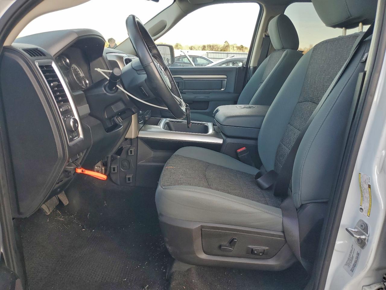 2016 RAM 1500 SLT photo 7