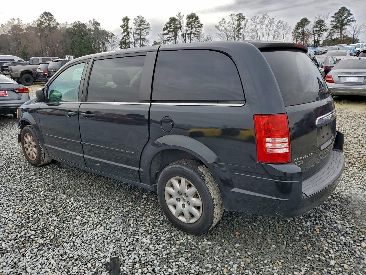 2010 CHRYSLER TOWN & COUNTRY LX photo 4
