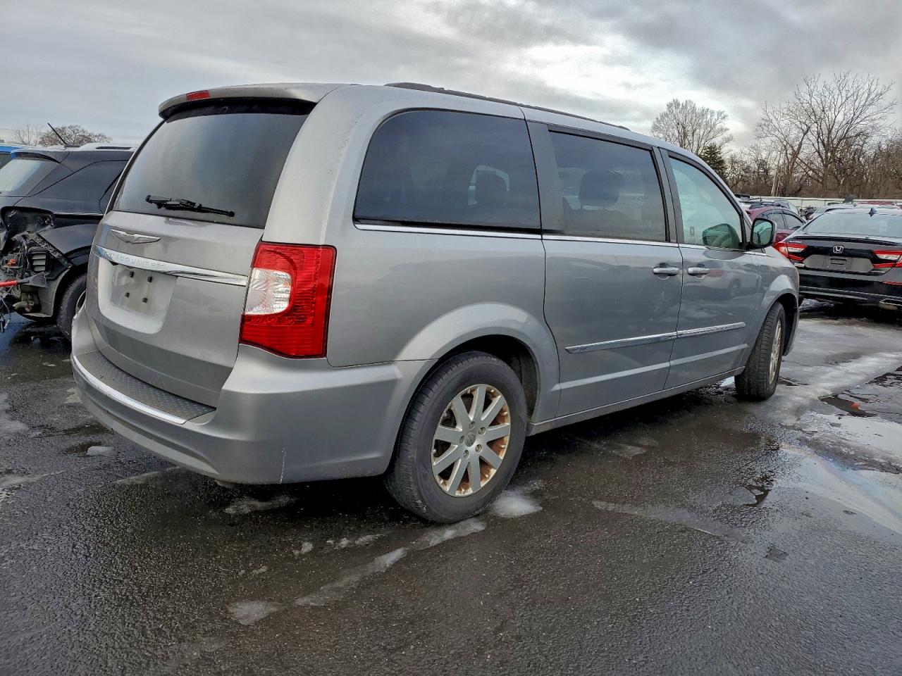 2013 CHRYSLER TOWN & COUNTRY TOURING photo 3