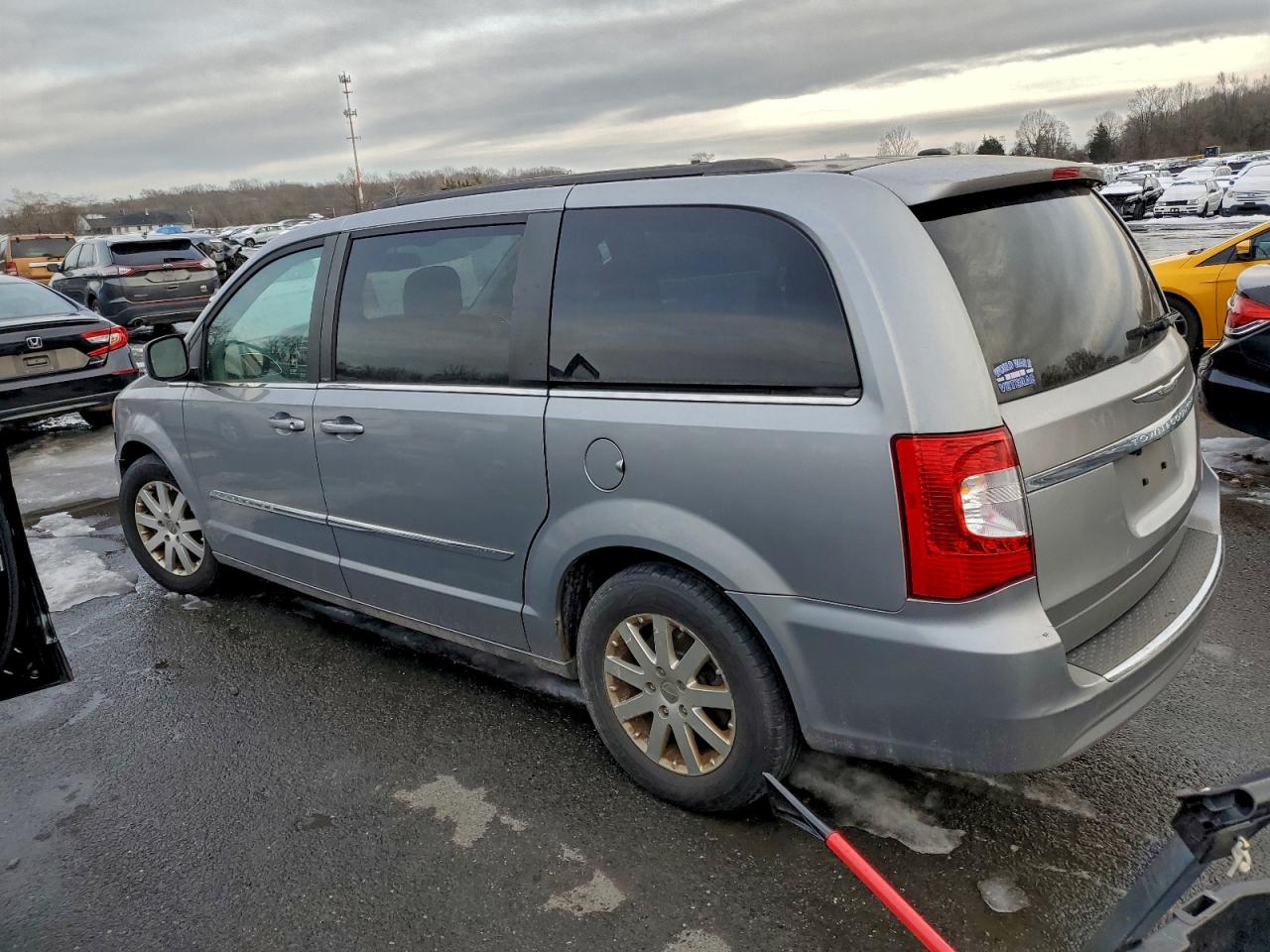 2013 CHRYSLER TOWN & COUNTRY TOURING photo 2