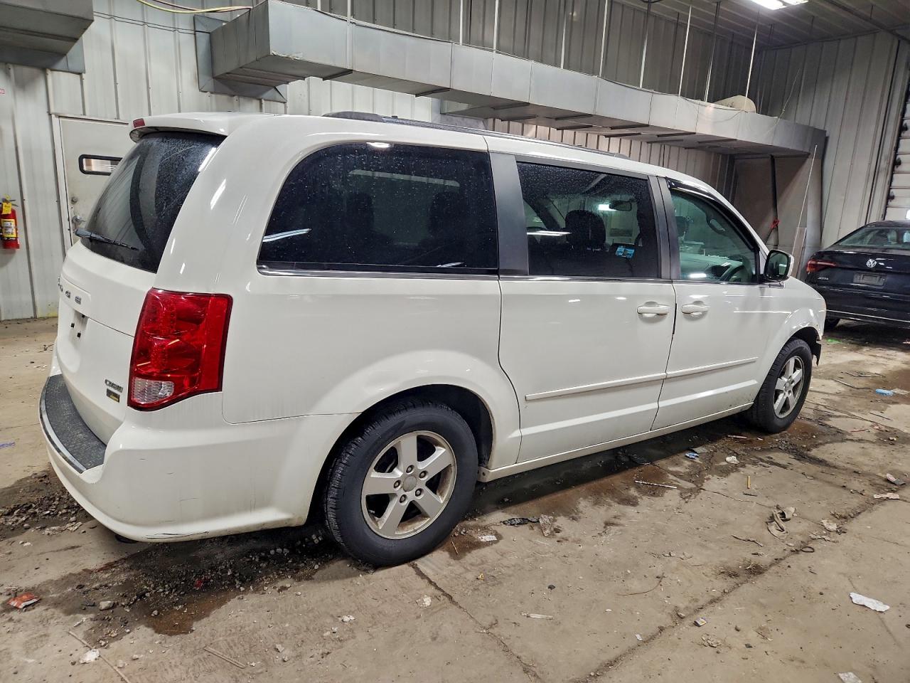 2011 DODGE GRAND CARAVAN CREW photo 3