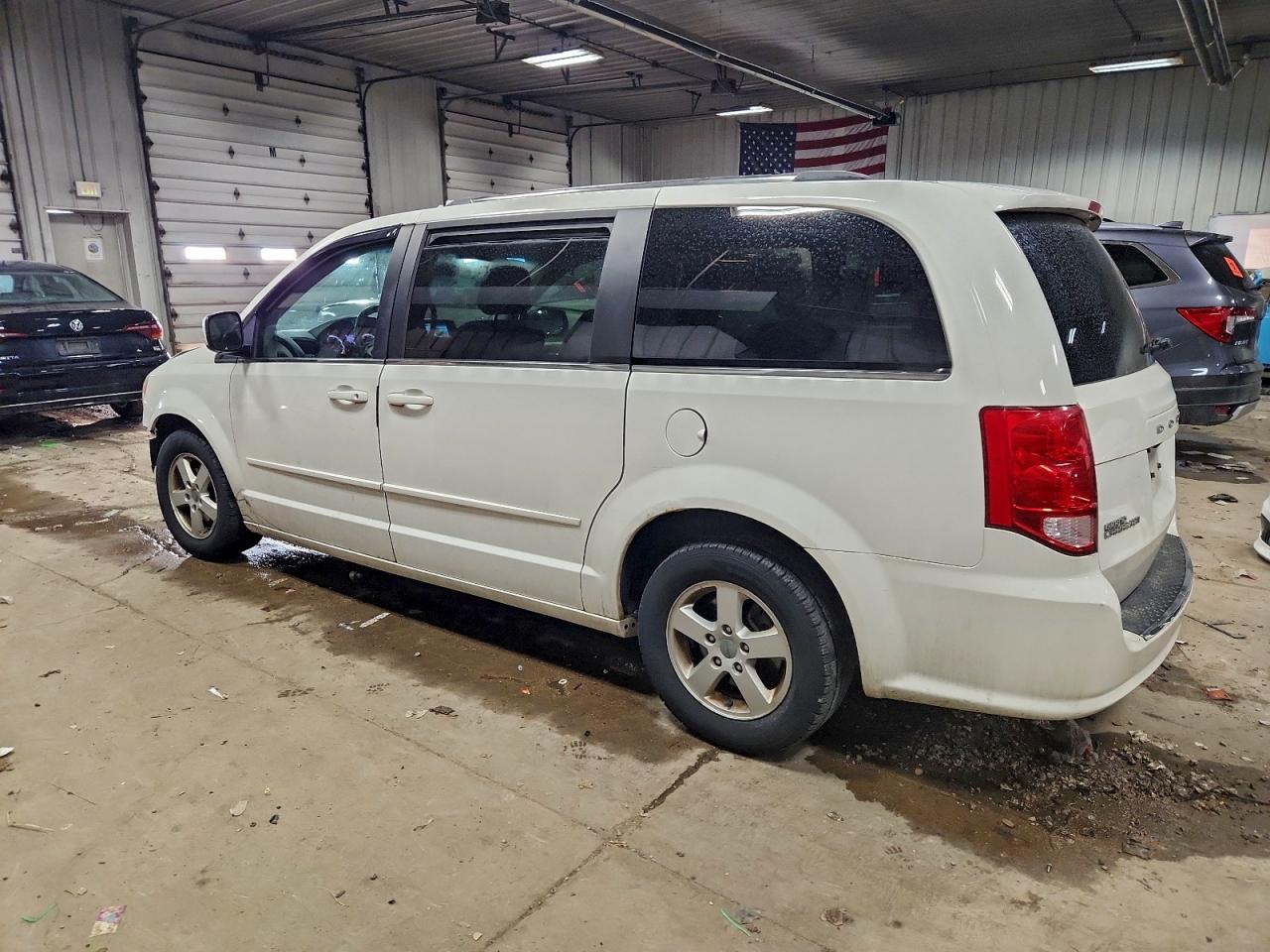 2011 DODGE GRAND CARAVAN CREW photo 2