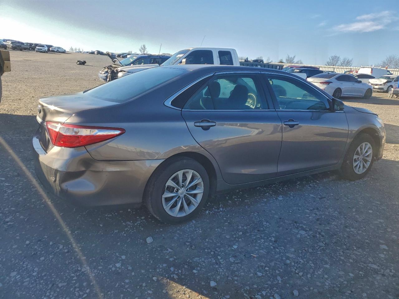 2017 TOYOTA CAMRY LE photo 3