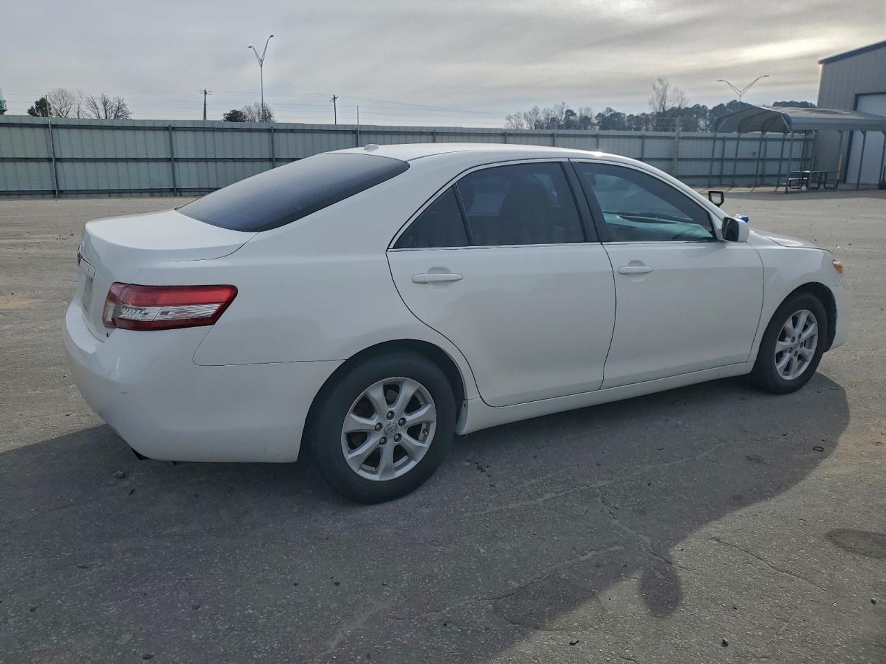 2011 TOYOTA CAMRY BASE photo 5