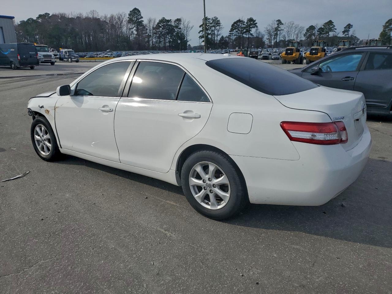 2011 TOYOTA CAMRY BASE photo 3