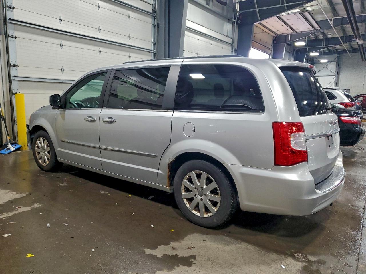 2011 CHRYSLER TOWN & COUNTRY TOURING L photo 2