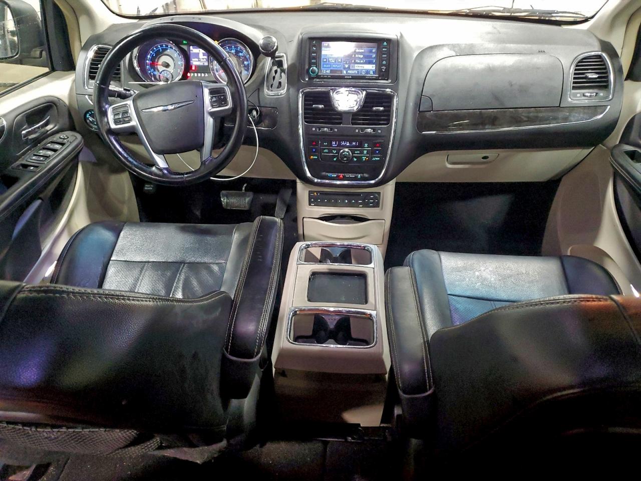 2011 CHRYSLER TOWN & COUNTRY TOURING L photo 8