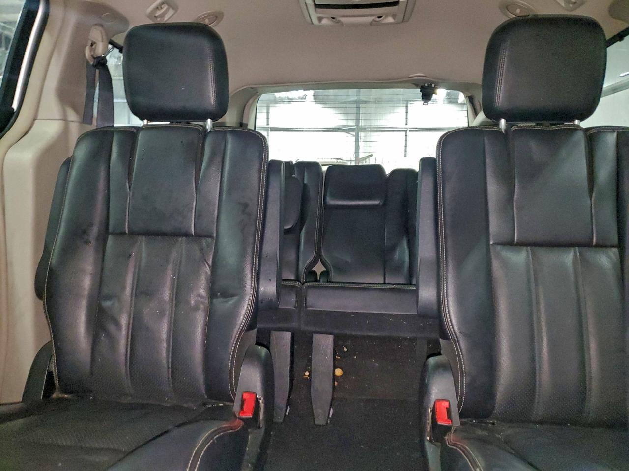 2011 CHRYSLER TOWN & COUNTRY TOURING L photo 10