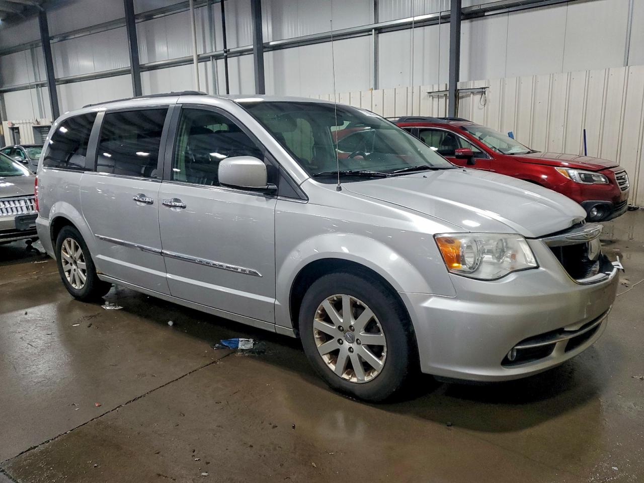 2011 CHRYSLER TOWN & COUNTRY TOURING L photo 4