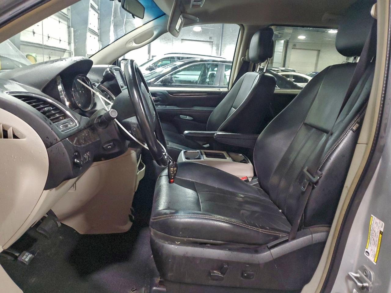 2011 CHRYSLER TOWN & COUNTRY TOURING L photo 7