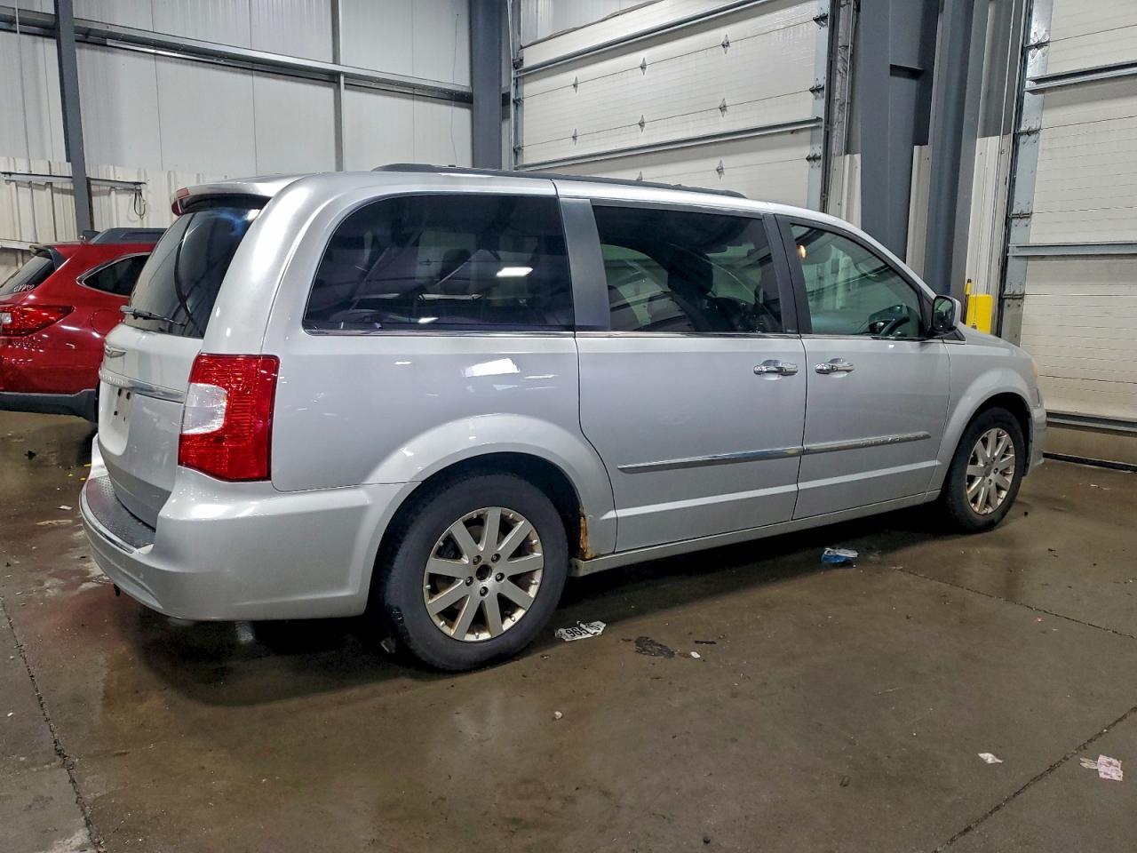 2011 CHRYSLER TOWN & COUNTRY TOURING L photo 3