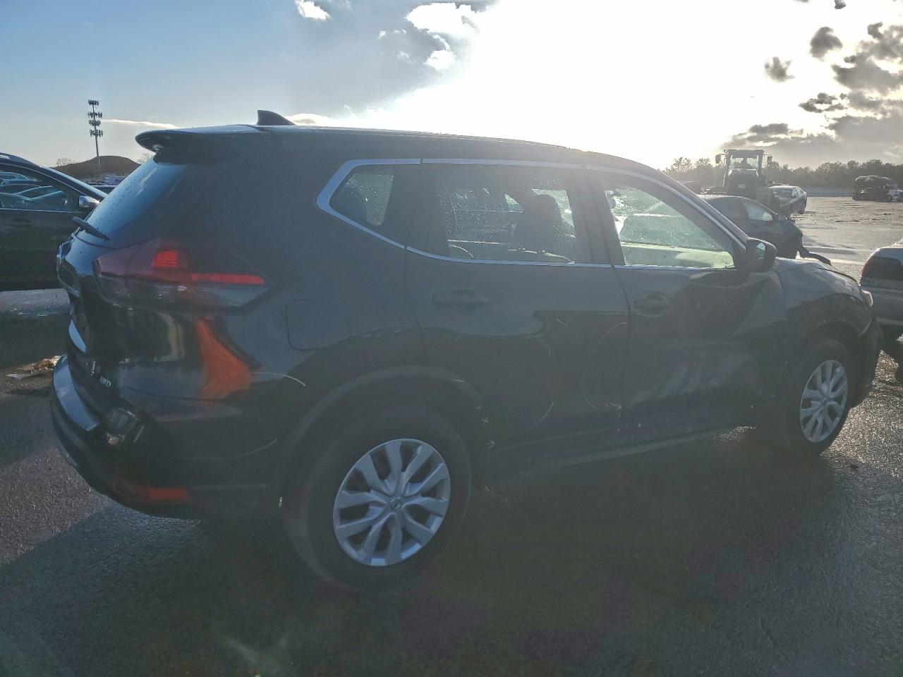 2018 NISSAN ROGUE S photo 3