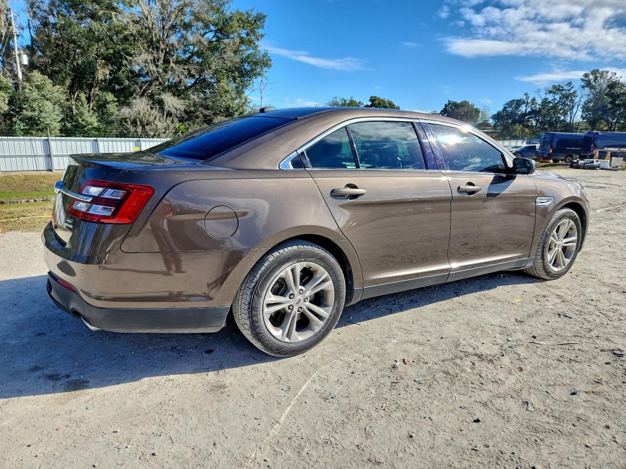 2015 FORD TAURUS SEL photo 3