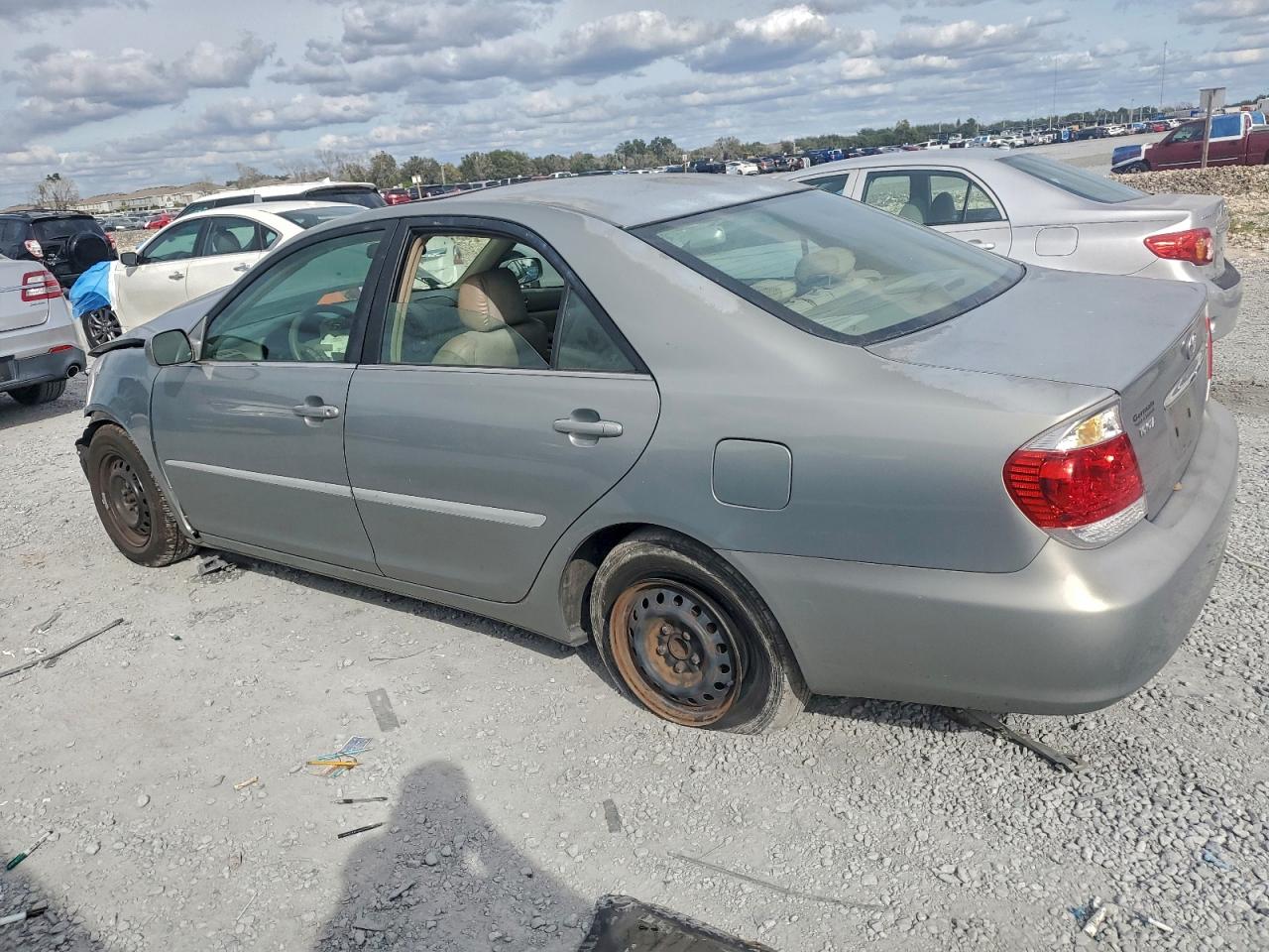 2005 TOYOTA CAMRY LE photo 2