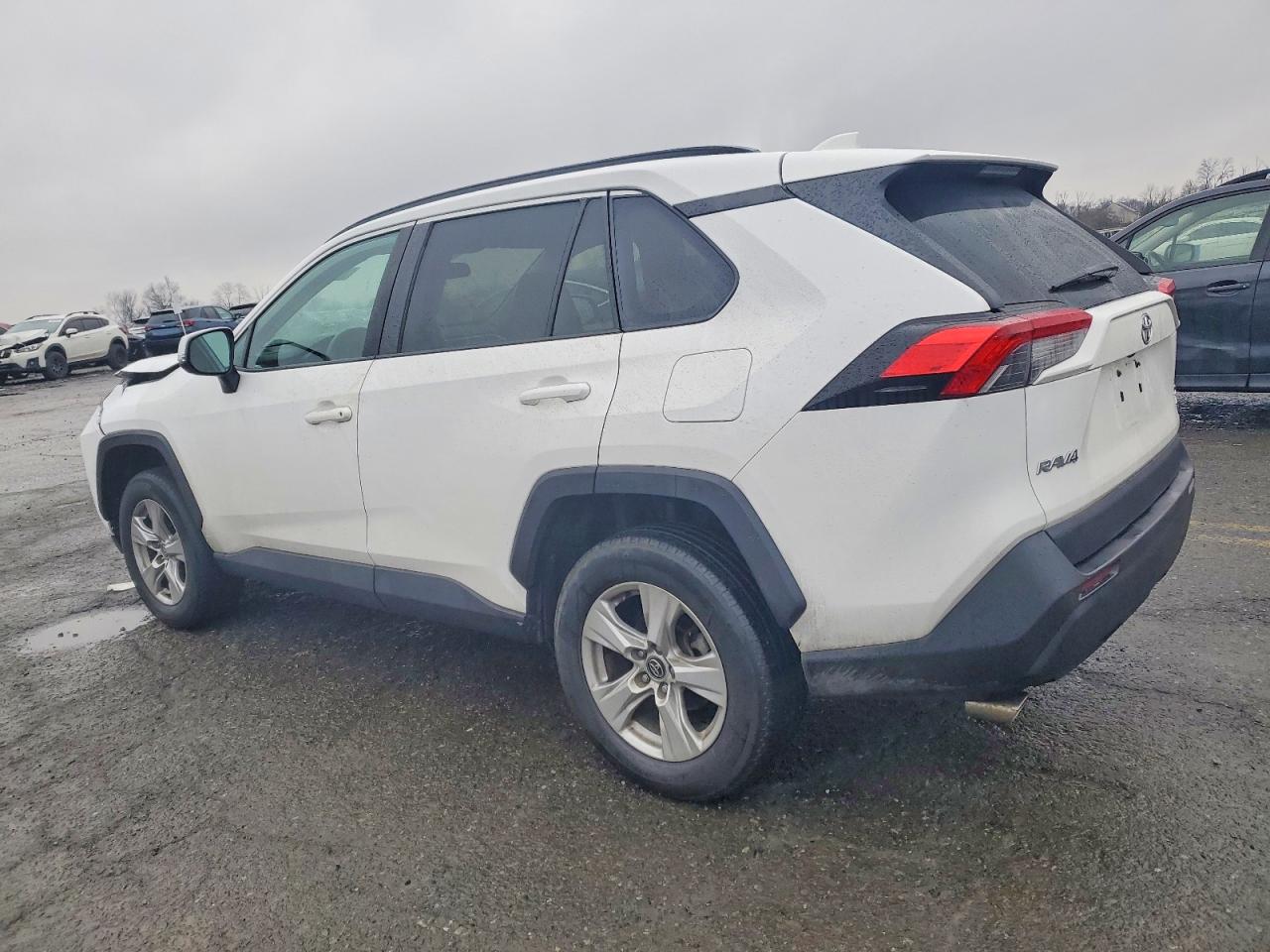2021 TOYOTA RAV4 XLE photo 3