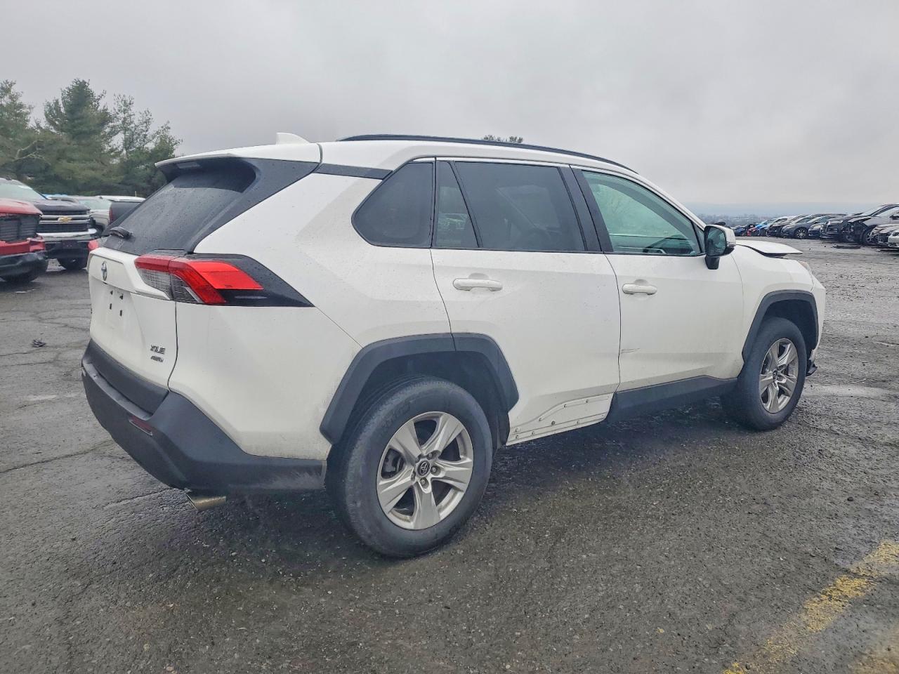 2021 TOYOTA RAV4 XLE photo 5