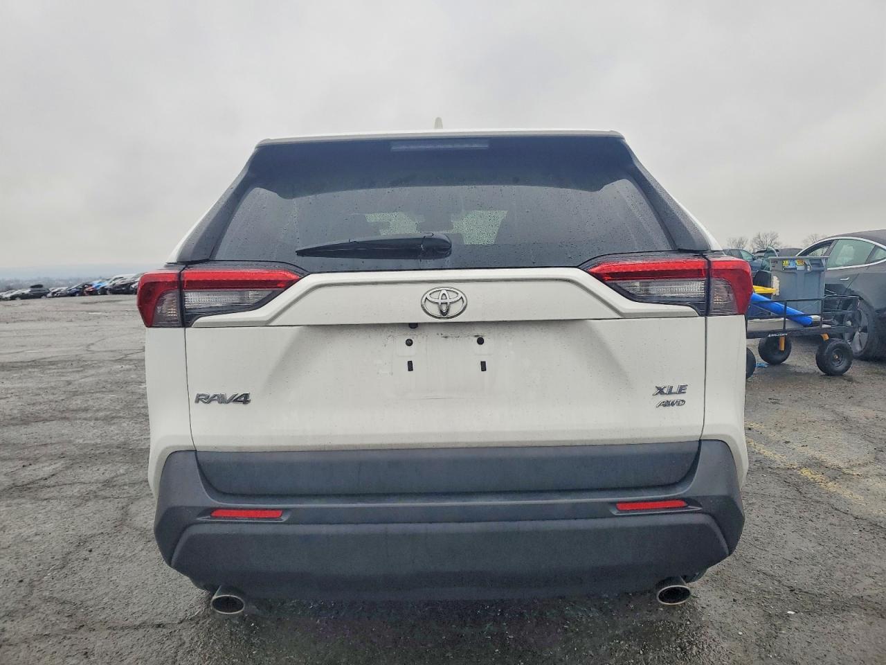 2021 TOYOTA RAV4 XLE photo 11