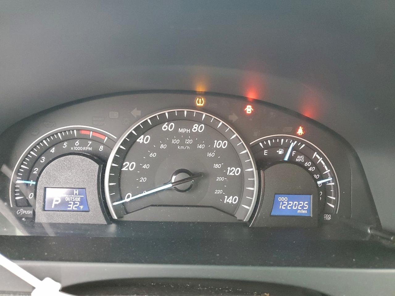 2014 TOYOTA CAMRY L photo 17