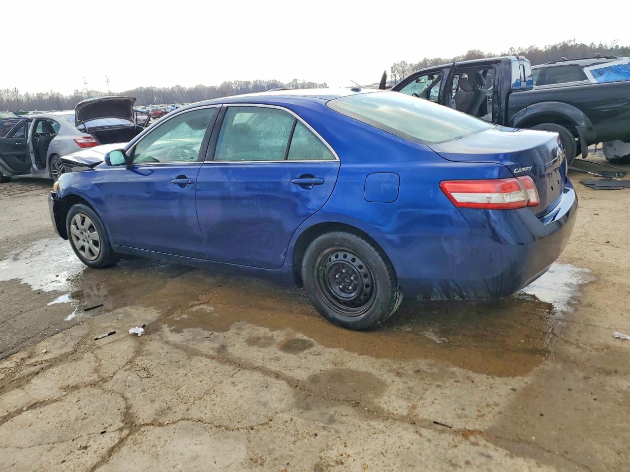 2011 TOYOTA CAMRY BASE photo 3