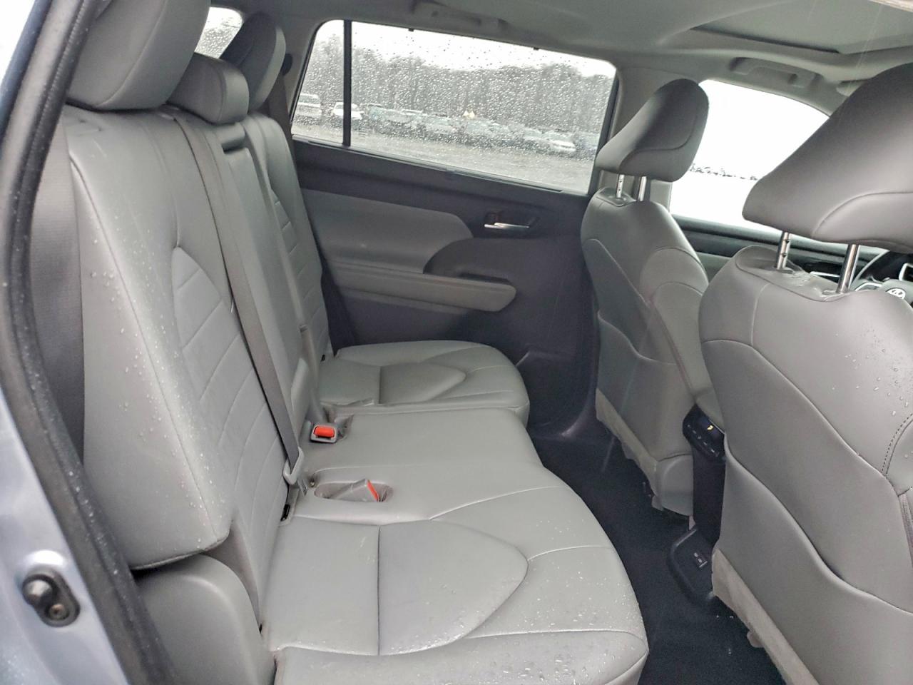 2022 TOYOTA HIGHLANDER XLE photo 21