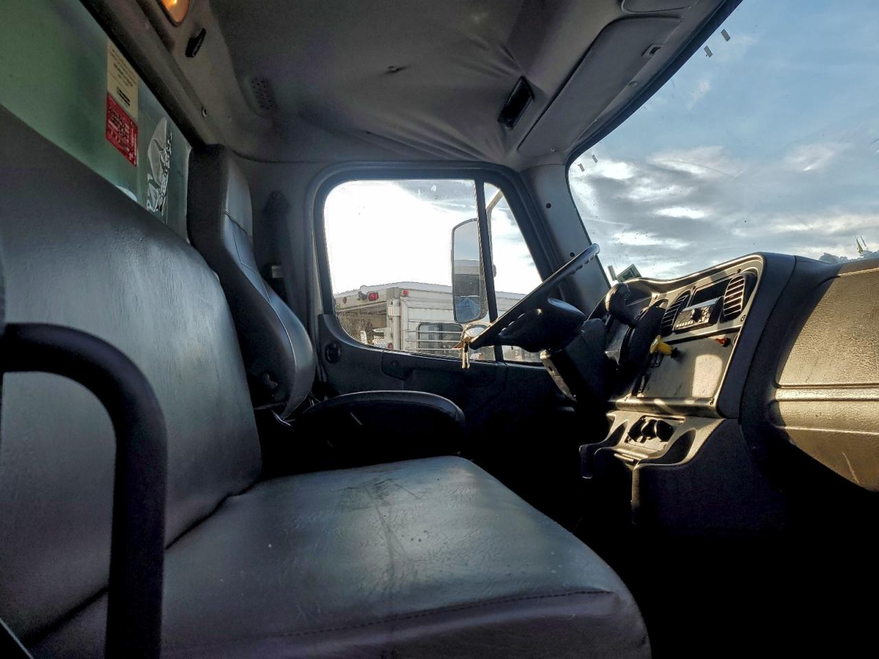 2019 FREIGHTLINER BUSINESS CLASS M2 BOX TRUCK photo 13