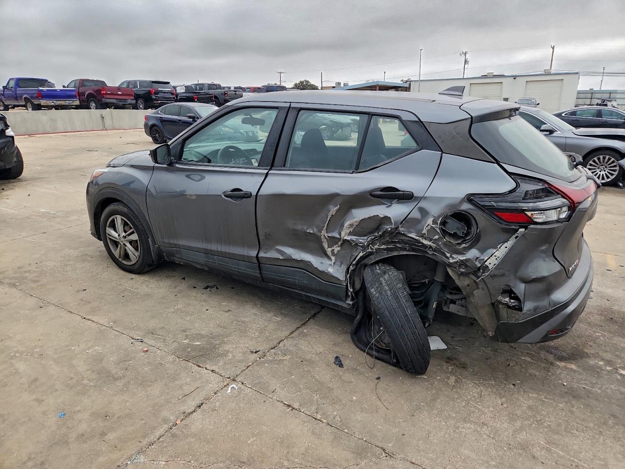 2022 NISSAN KICKS S photo 2