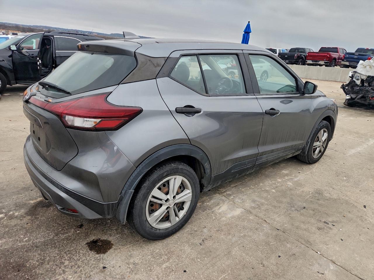 2022 NISSAN KICKS S photo 3