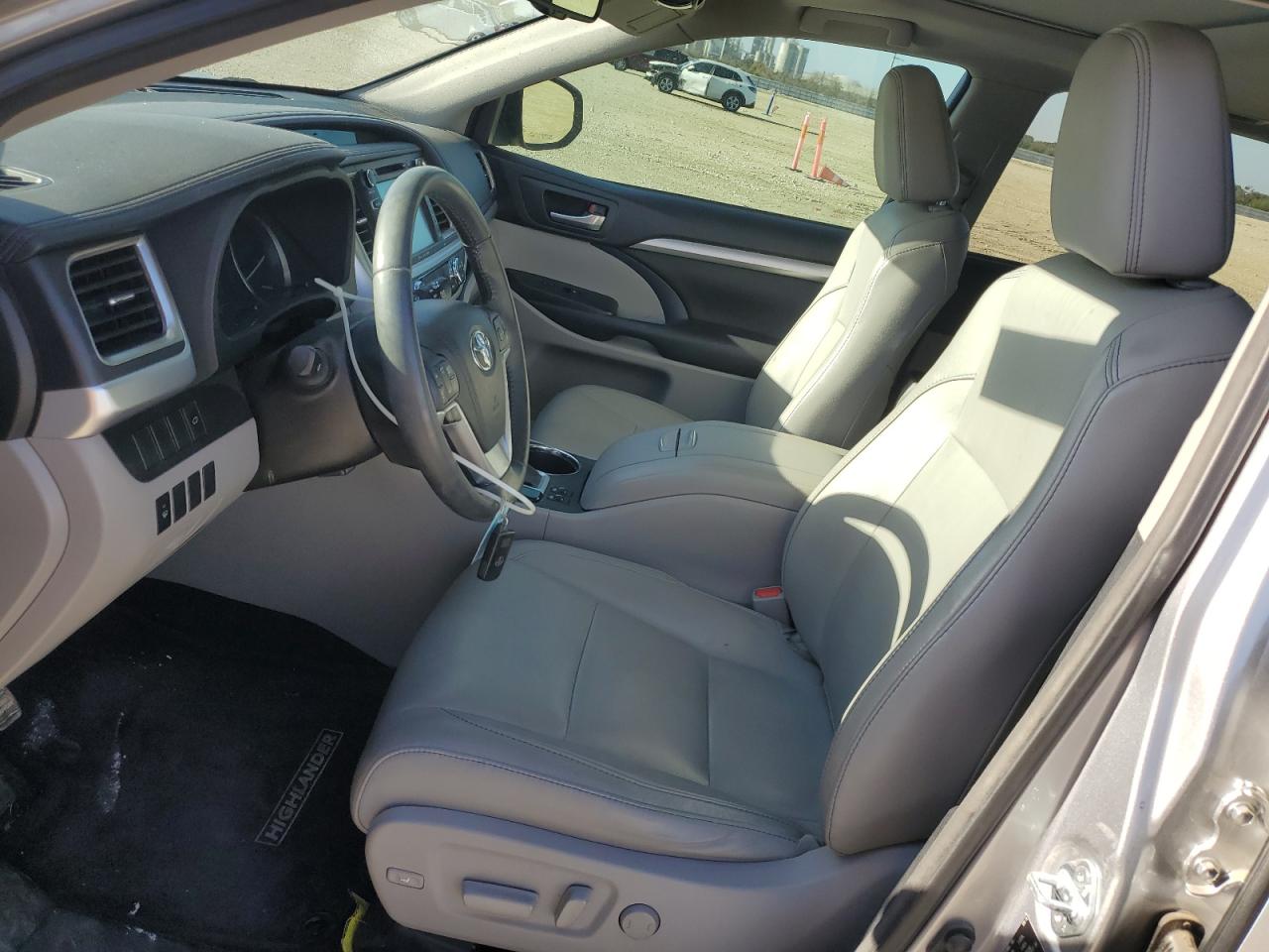 2016 TOYOTA HIGHLANDER XLE photo 13