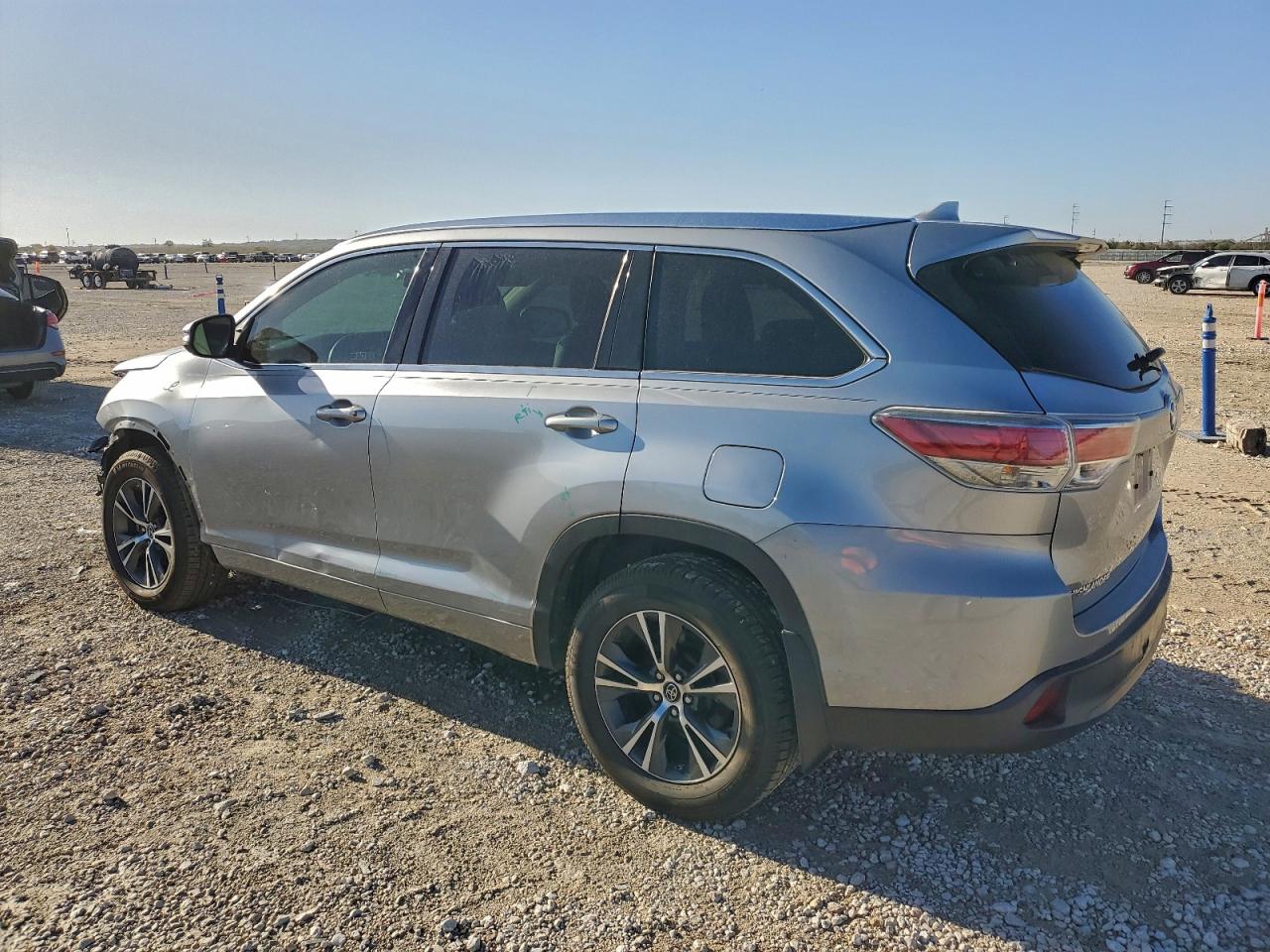 2016 TOYOTA HIGHLANDER XLE photo 3