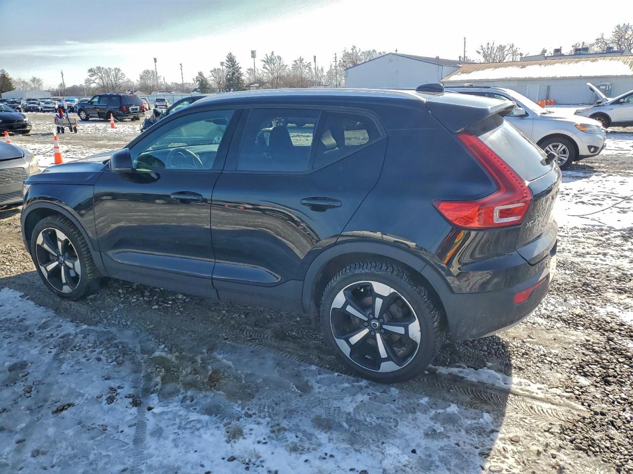 2019 VOLVO XC40 T5 MOMENTUM photo 2