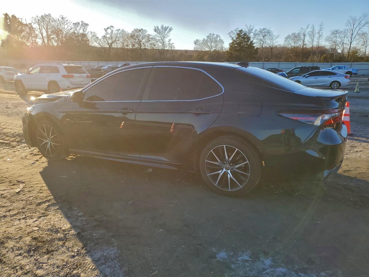 2021 TOYOTA CAMRY SE photo 3