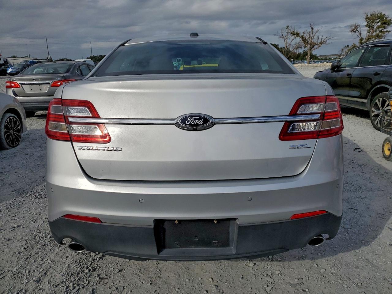 2018 FORD TAURUS SEL photo 6