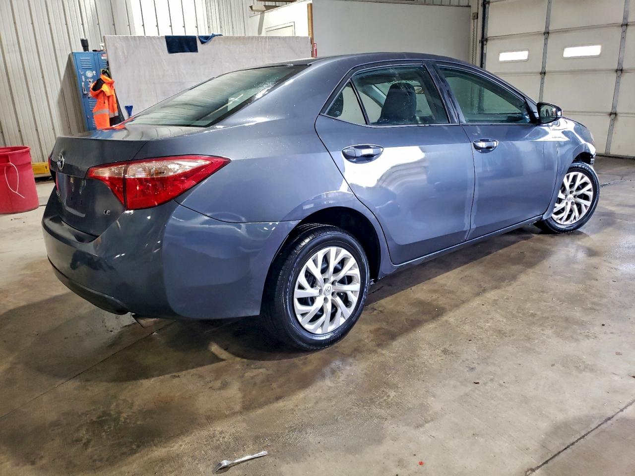 2018 TOYOTA COROLLA LE photo 3