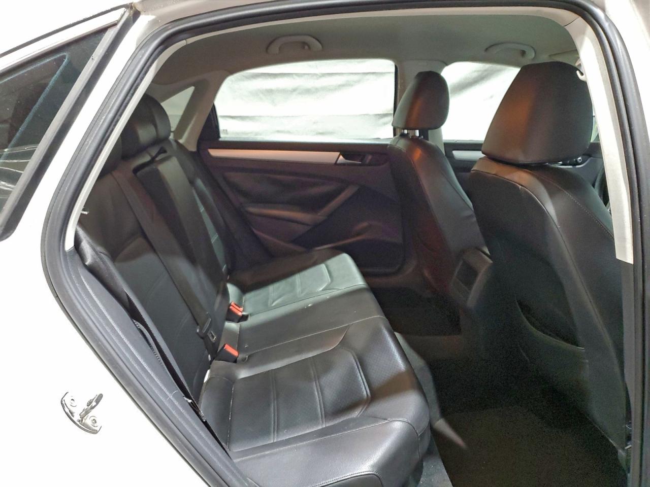 2012 VOLKSWAGEN PASSAT SE photo 10