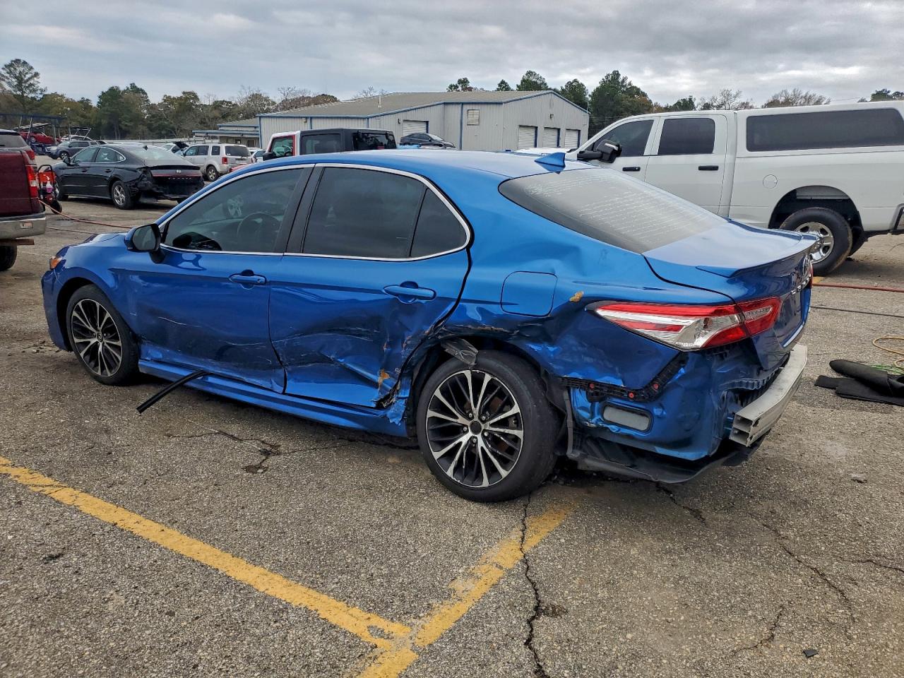2020 TOYOTA CAMRY SE photo 3