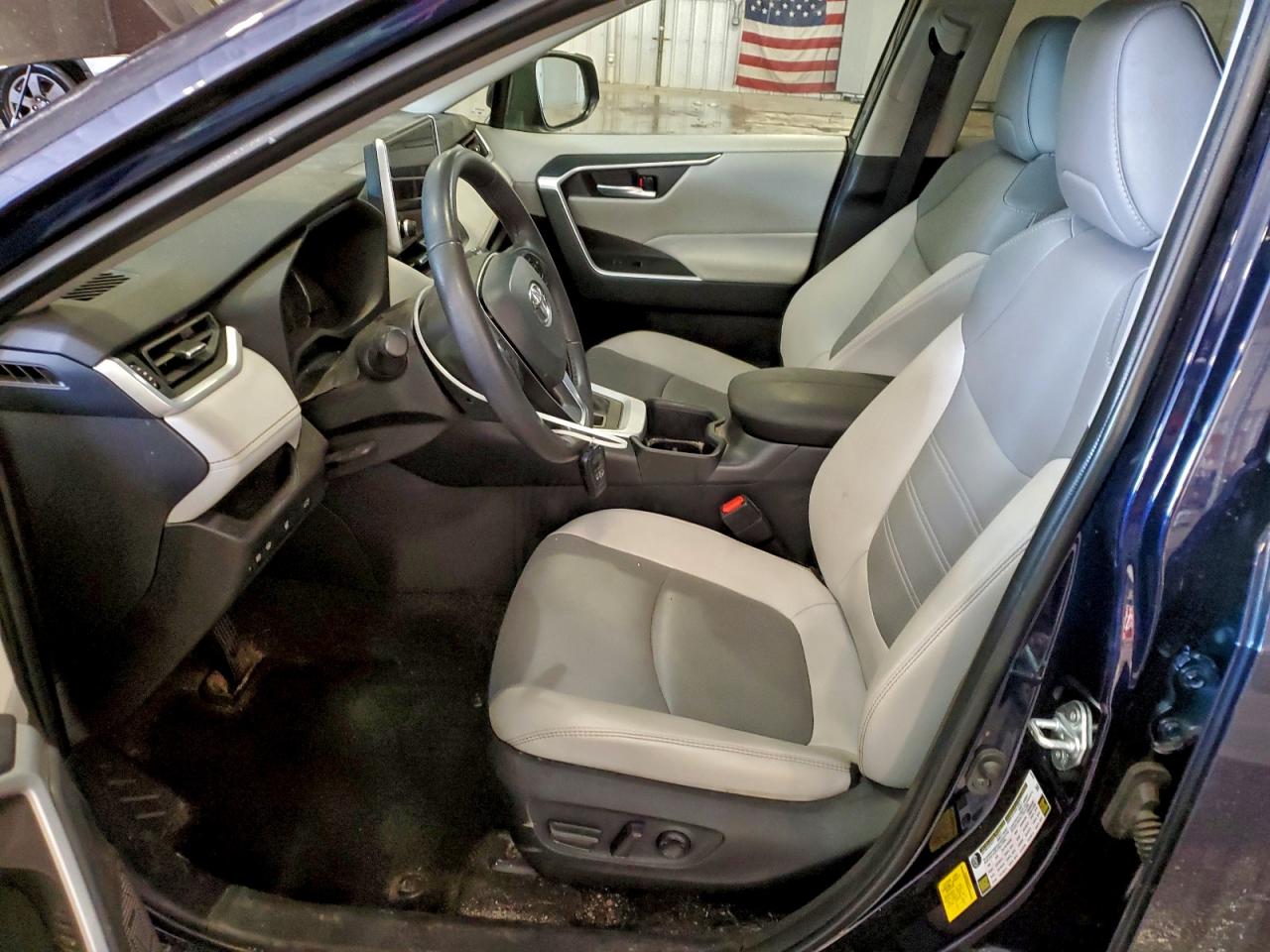 2025 TOYOTA RAV4 XLE PREMIUM photo 7