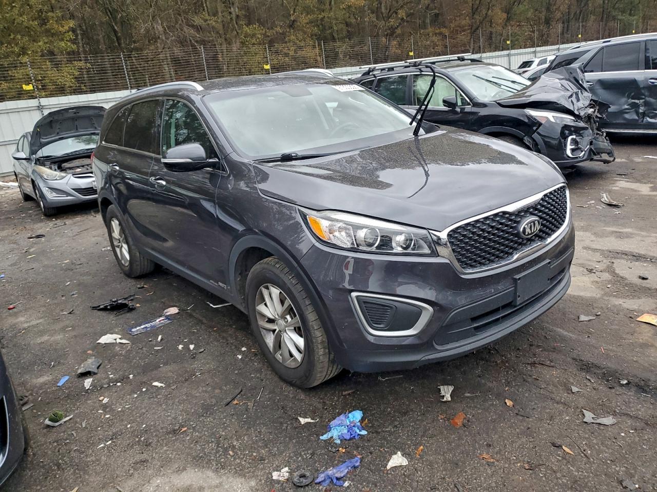 2017 KIA SORENTO LX photo 4