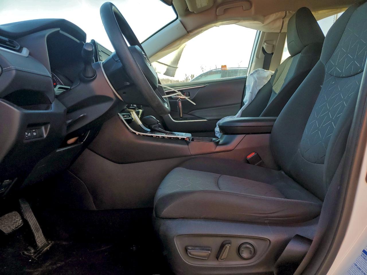 2021 TOYOTA RAV4 XLE photo 7