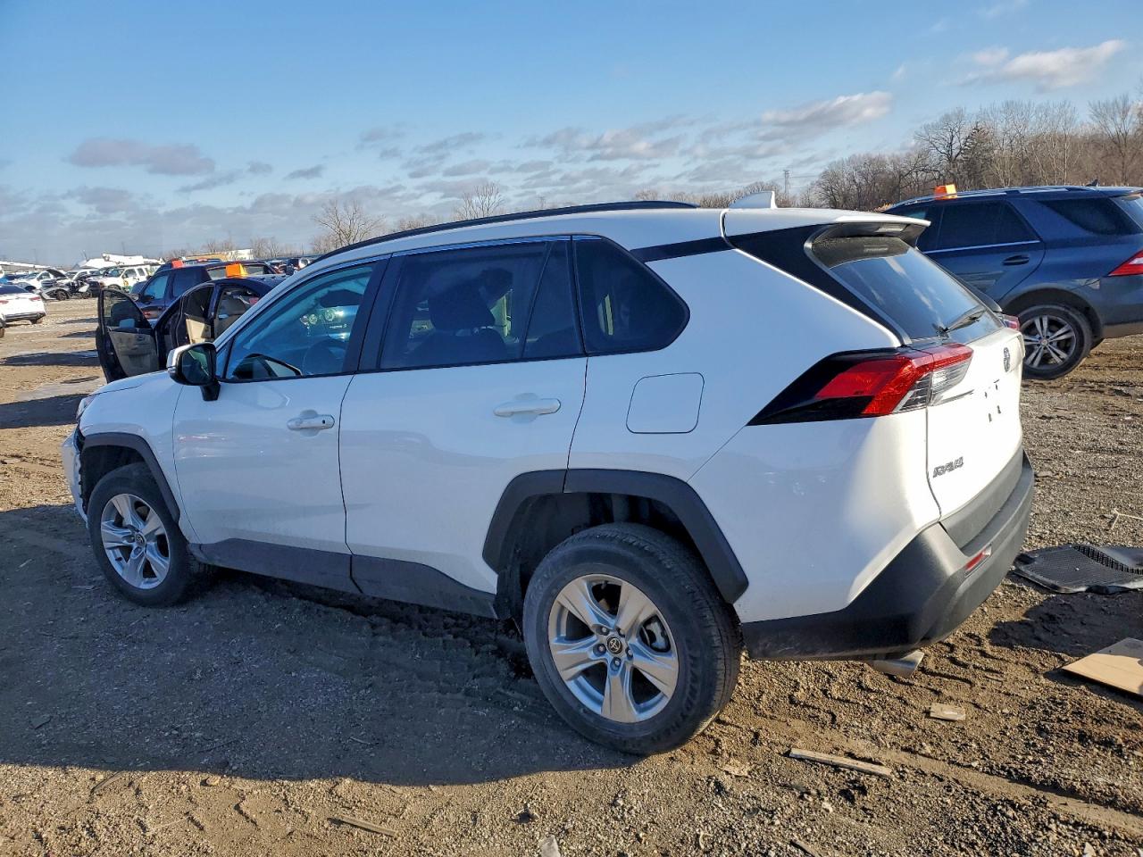 2021 TOYOTA RAV4 XLE photo 2