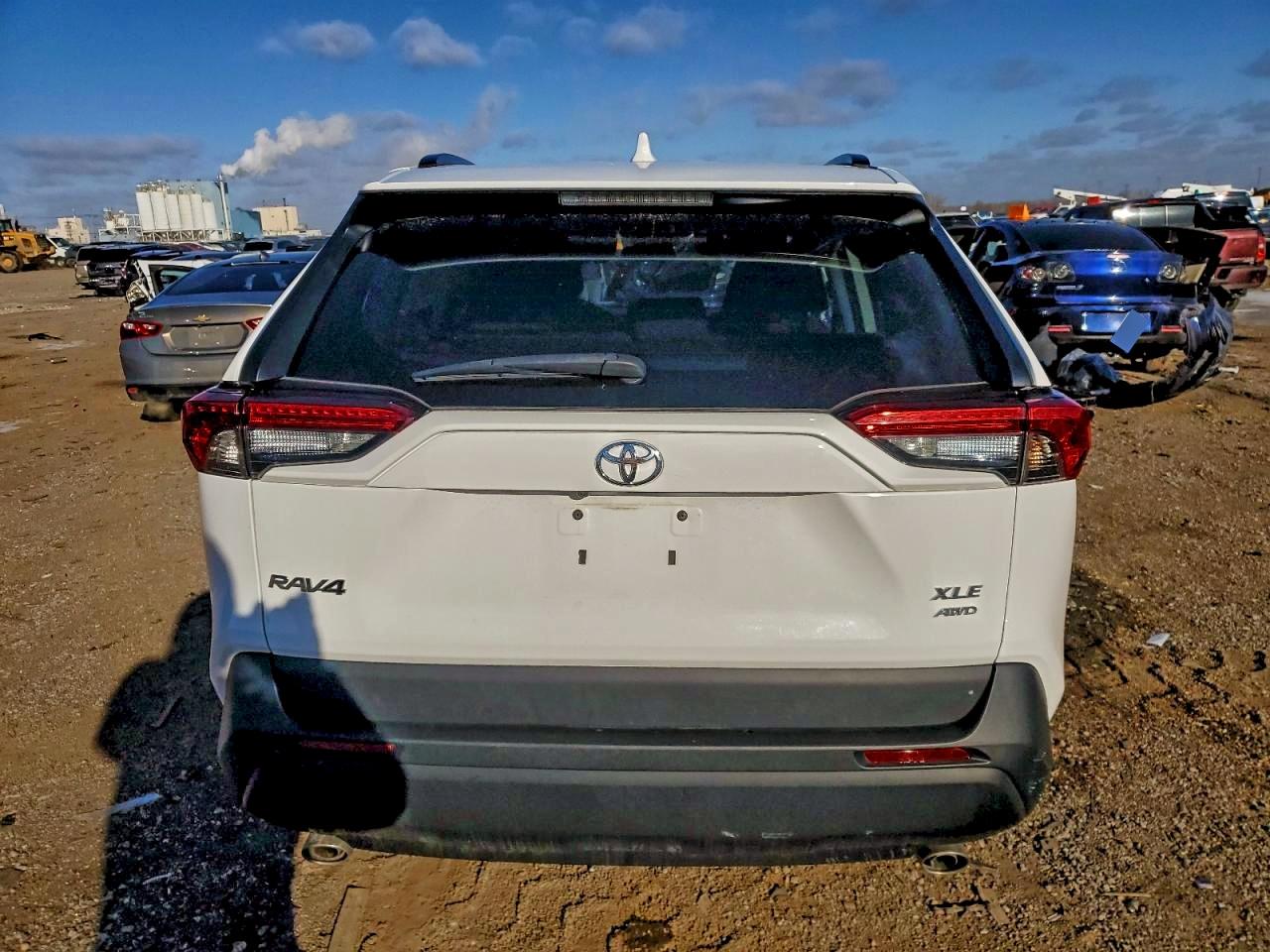 2021 TOYOTA RAV4 XLE photo 6