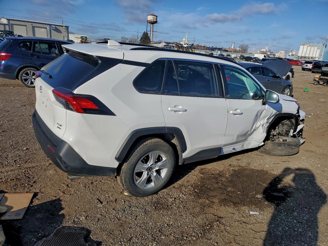 2021 TOYOTA RAV4 XLE photo 3