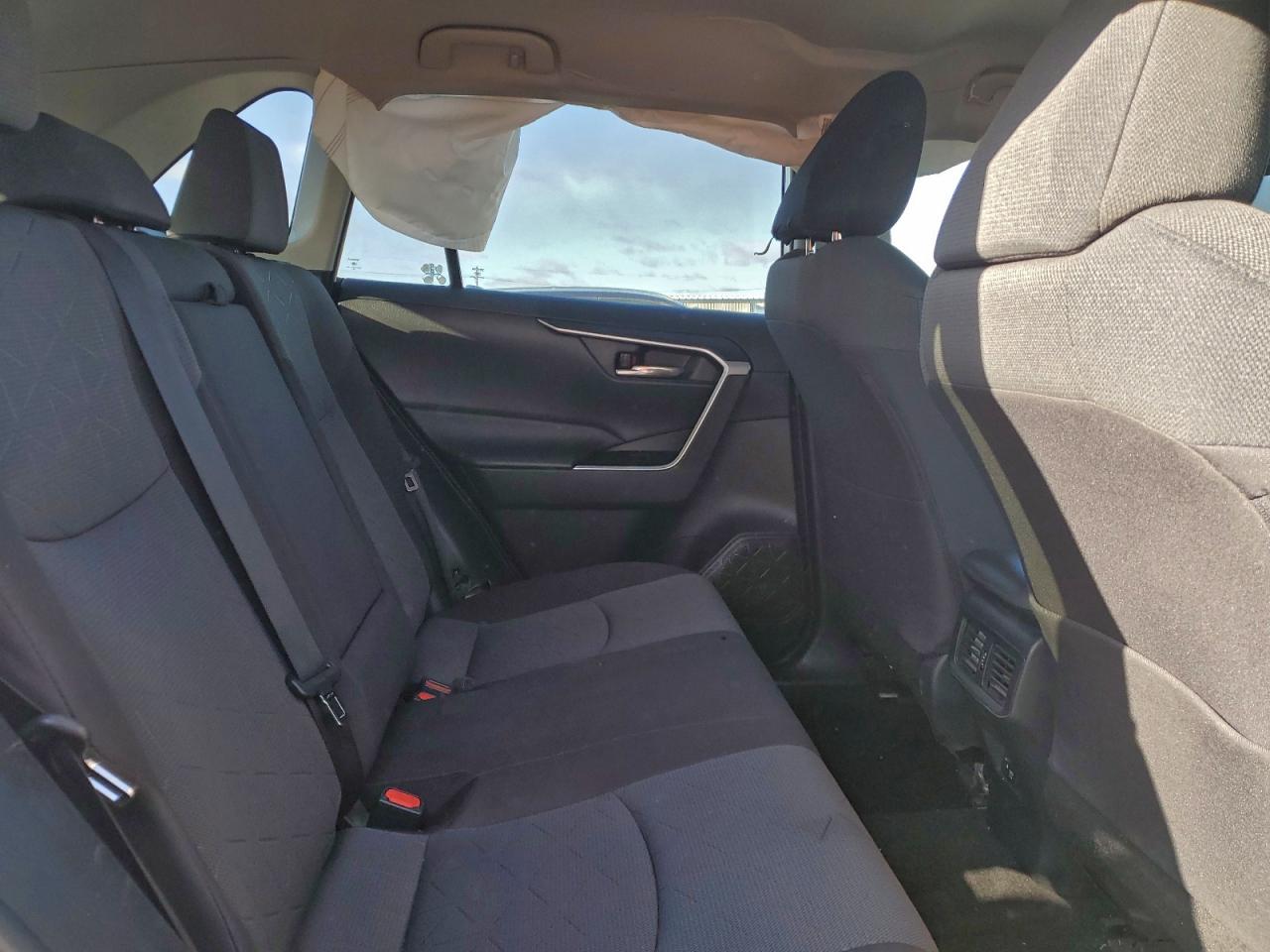 2021 TOYOTA RAV4 XLE photo 11