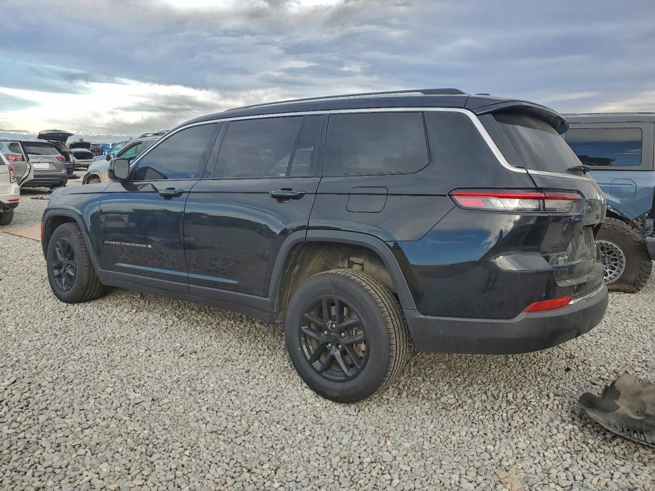 2023 JEEP GRAND CHEROKEE L LAREDO photo 4