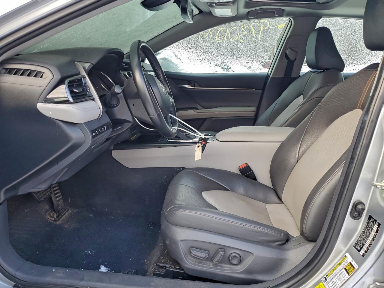 2020 TOYOTA CAMRY XLE photo 7
